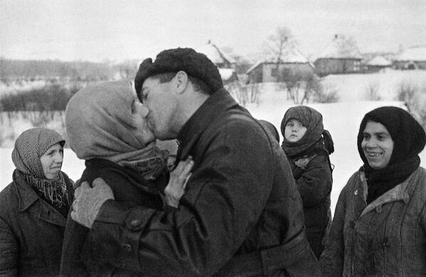 1941-1945年偉大的衛國戰爭，西南方面軍。頓涅茨村村民們迎接往哈爾科夫方向進攻的蘇軍戰士們，烏克蘭。 - 俄羅斯衛星通訊社