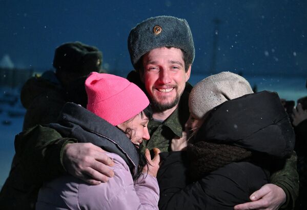 盧甘斯克，從烏克蘭返回的被俘俄羅斯軍人和親人們見面。 - 俄羅斯衛星通訊社
