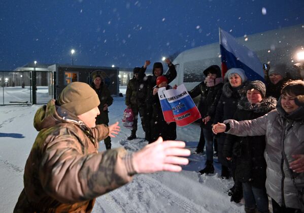 卢甘斯克，迎接从乌克兰返回的被俘俄罗斯军人。 - 俄罗斯卫星通讯社