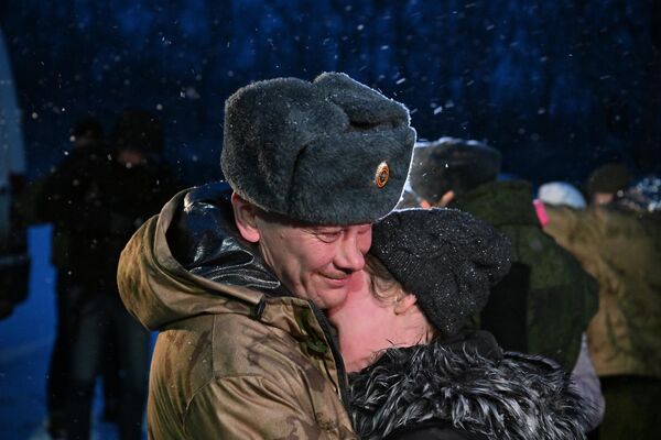 盧甘斯克，從烏克蘭返回的被俘俄羅斯軍人和親人們見面。 - 俄羅斯衛星通訊社