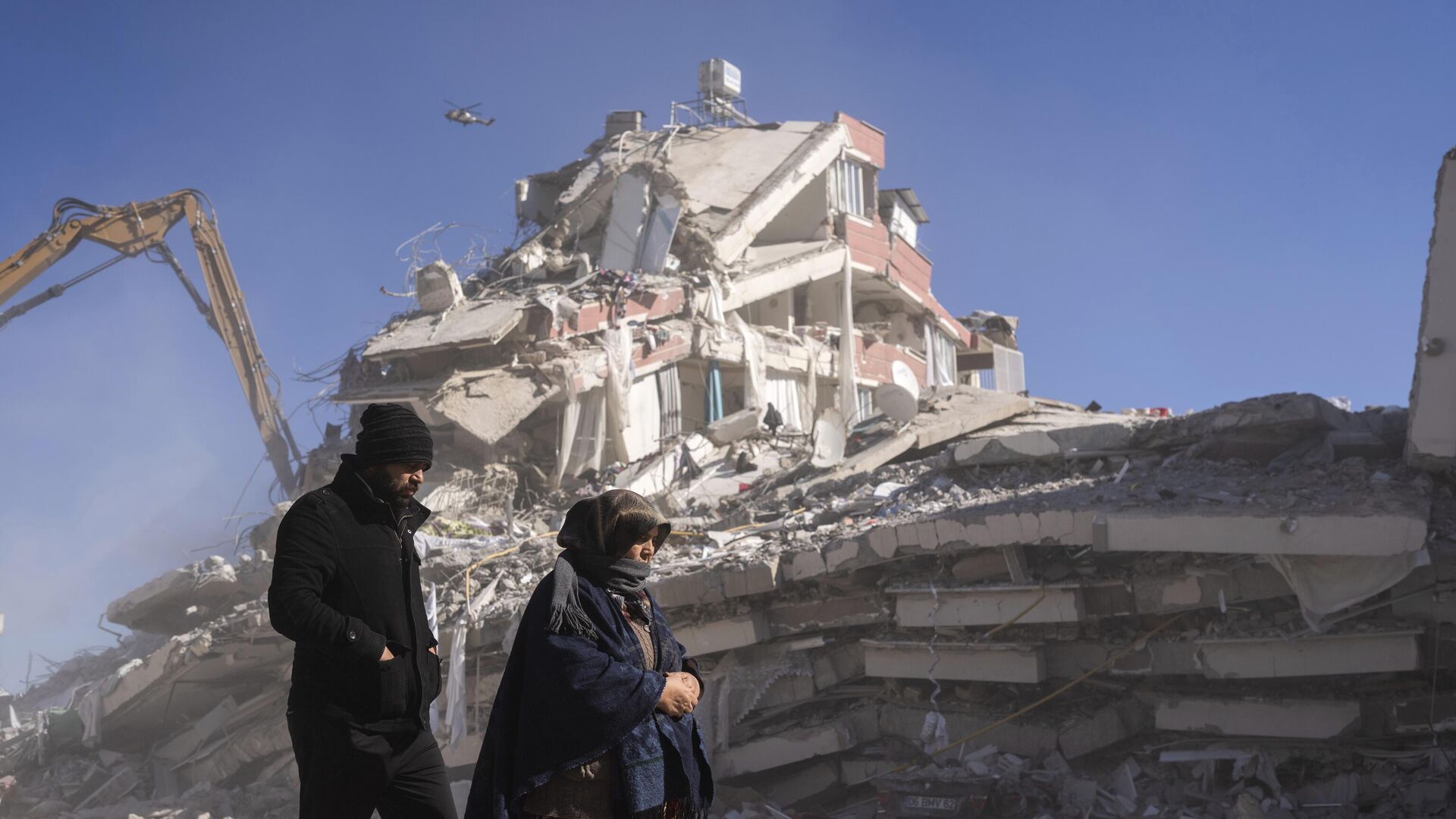 土耳其南部城市努尔达伊，当地人从被毁的建筑前经过 - 俄罗斯卫星通讯社, 1920, 16.03.2023