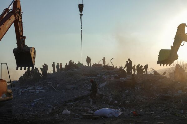 土耳其南部城市努爾達伊，救援人員在廢墟中尋找幸存者 - 俄羅斯衛星通訊社