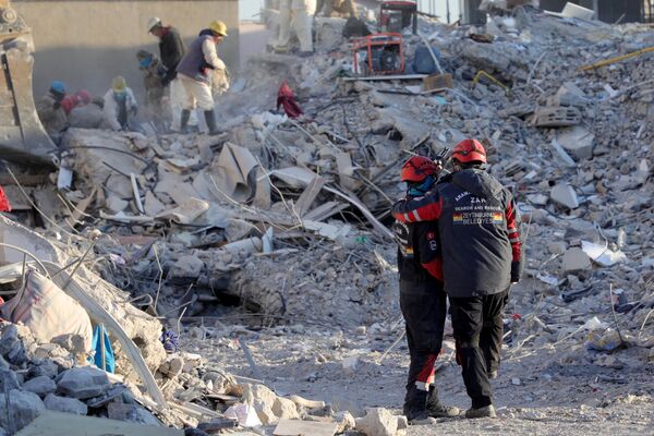 土耳其南部城市努爾達伊廢墟中的搜救人員 - 俄羅斯衛星通訊社