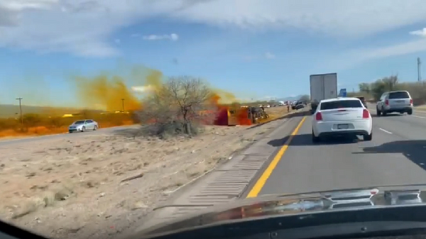 美国亚利桑那州公路上因交通事故硝酸泄漏 - 俄罗斯卫星通讯社