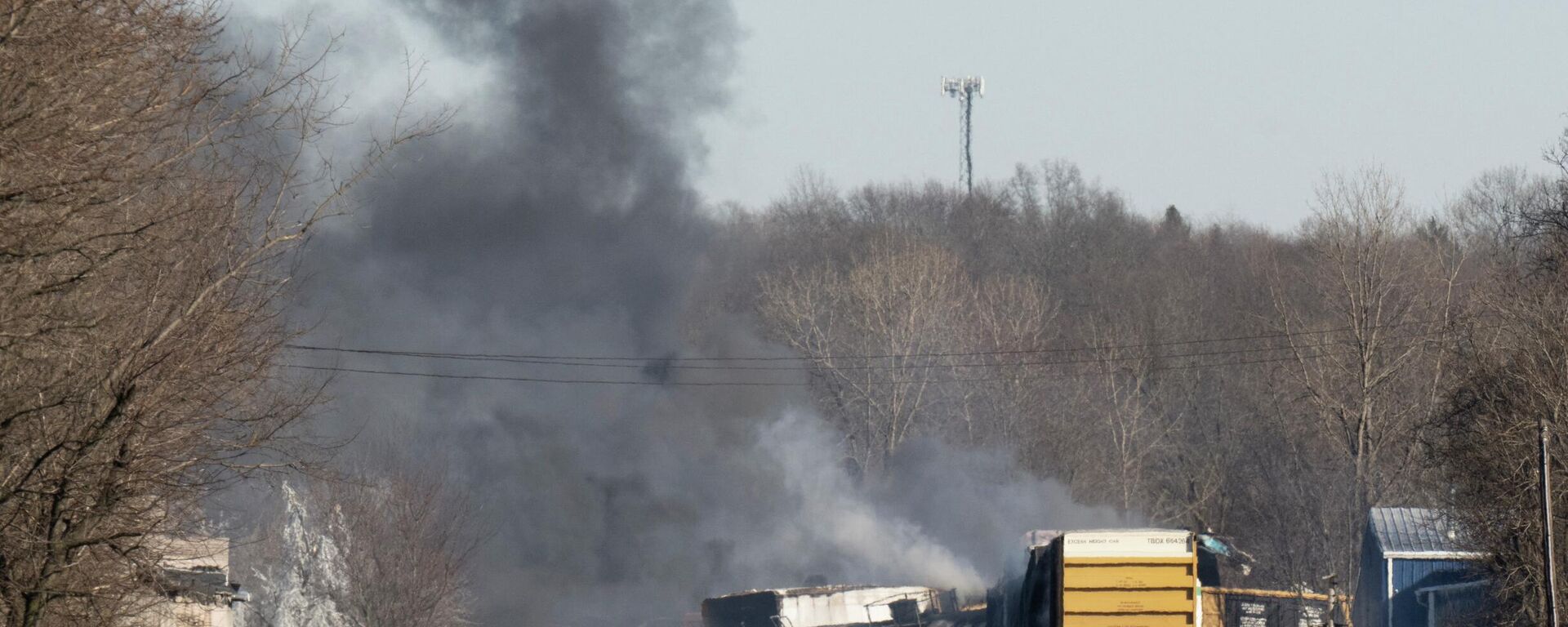 Smoke rises from a derailed cargo train in East Palestine, Ohio - 俄罗斯卫星通讯社, 1920, 15.02.2023