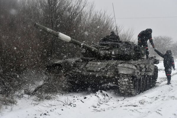 在特別軍事行動南區執行作戰任務的俄聯邦武裝力量T-72坦克班組成員。 - 俄羅斯衛星通訊社
