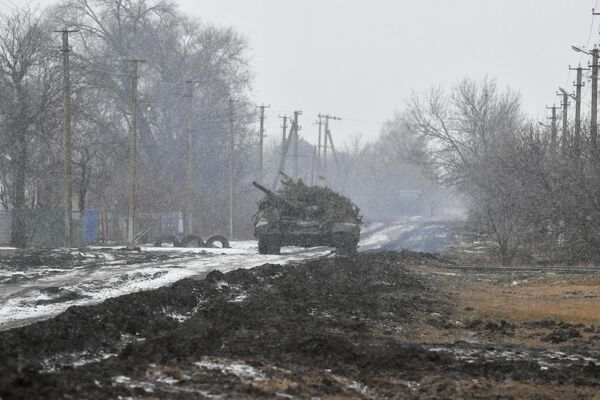 在特別軍事行動南區執行作戰任務的俄聯邦武裝力量的T-72坦克。 - 俄羅斯衛星通訊社