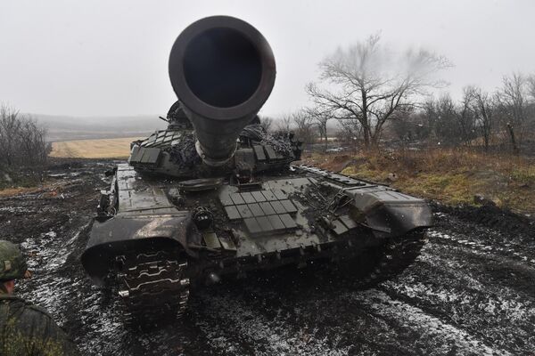 在特別軍事行動南區執行作戰任務的俄聯邦武裝力量的T-72坦克。 - 俄羅斯衛星通訊社
