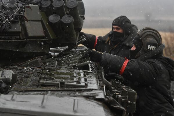 特別軍事行動南區，俄聯邦武裝力量T-72坦克附近的俄軍人。 - 俄羅斯衛星通訊社