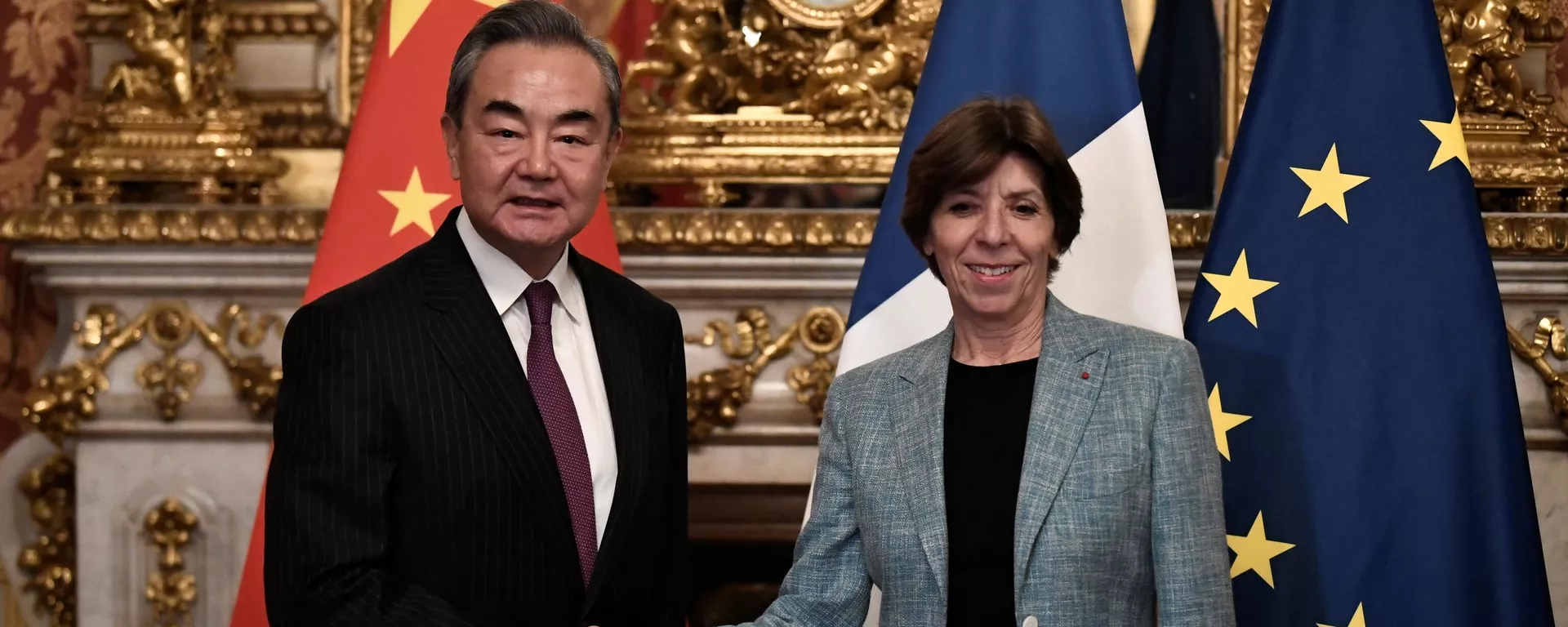 中共中央政治局委員、中央外事工作委員會辦公室主任王毅在巴黎與法國外交和歐洲事務部長凱瑟琳·科隆納握手。2023年2月15日 - 俄羅斯衛星通訊社, 1920, 16.02.2023
