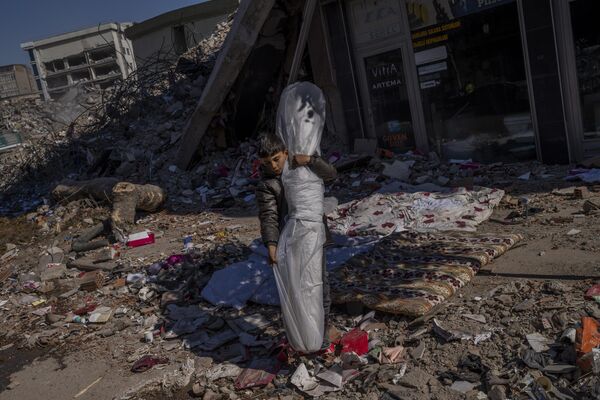 土耳其地震灾区的儿童正在从废墟中拖拽挂毯 - 俄罗斯卫星通讯社