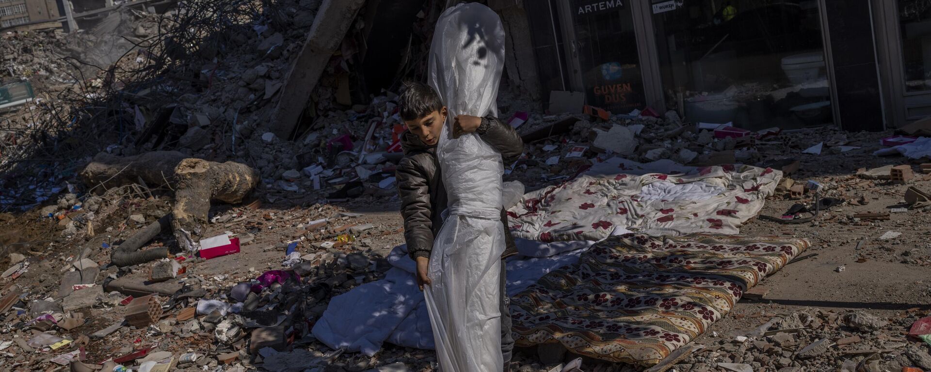 土耳其地震灾区的儿童正在从废墟中拖拽挂毯 - 俄罗斯卫星通讯社, 1920, 20.02.2023