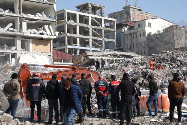 土耳其地震灾区的居民在废墟中捡拾钢架 - 俄罗斯卫星通讯社