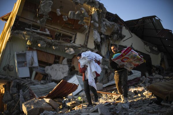 土耳其地震灾区的居民在废墟中寻找个人物品。 - 俄罗斯卫星通讯社