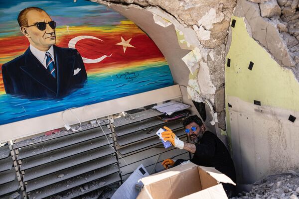 土耳其地震灾区的居民在废墟中寻找个人物品。 - 俄罗斯卫星通讯社