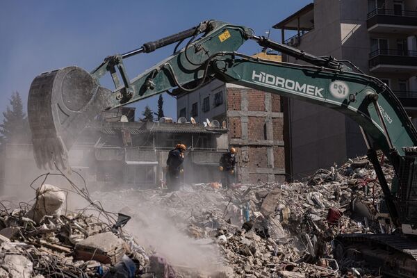 救援队员在土耳其地震灾区的废墟中搜寻遇难者遗体和私人物品。 - 俄罗斯卫星通讯社