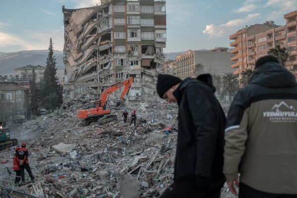 救援队员在土耳其地震灾区进行救助。 - 俄罗斯卫星通讯社