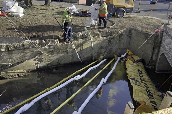 為防止水污染擴散至俄亥俄州東巴勒斯坦鎮中心地區，流經水域安裝了隔離水障。 - 俄羅斯衛星通訊社