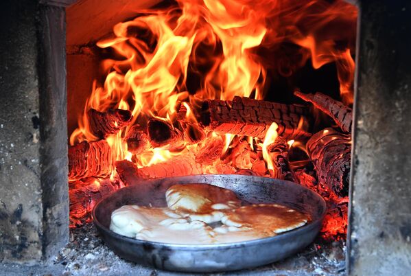 在喀山聖母修道院舉行的謝肉節慶祝活動上，烤爐中烹飪的煎餅。 - 俄羅斯衛星通訊社