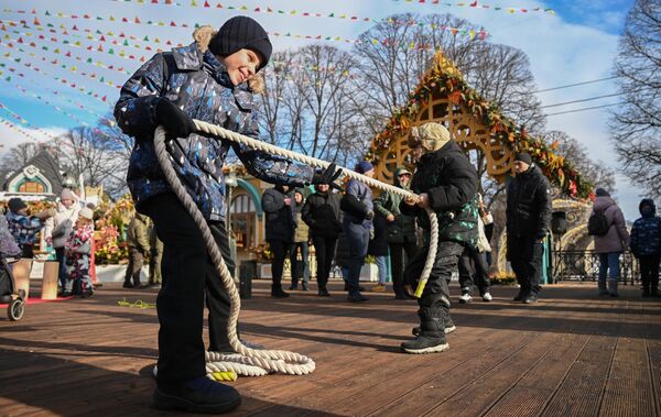 莫斯科高尔基中央文化休闲公园谢肉节活动上的拔河比赛。 - 俄罗斯卫星通讯社