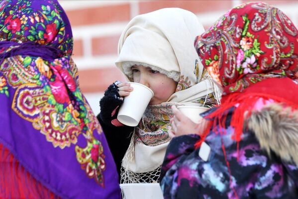 喀山聖母修道院的謝肉節慶祝活動上，孩子們在品嘗熱飲和煎餅。 - 俄羅斯衛星通訊社