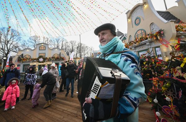 在莫斯科高爾基中央文化休閒公園舉辦的謝肉節遊園會。 - 俄羅斯衛星通訊社