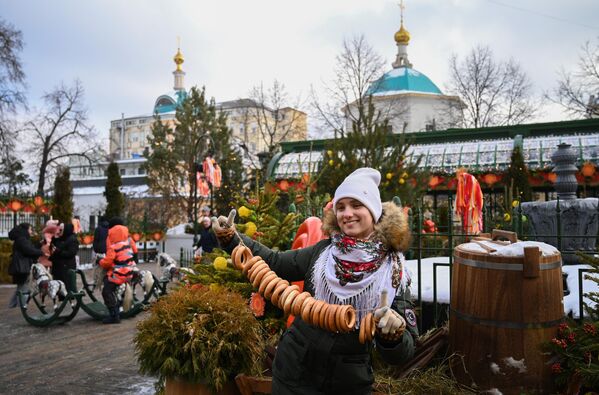 謝肉節期間，莫斯科特維爾廣場上的一名女孩。 - 俄羅斯衛星通訊社