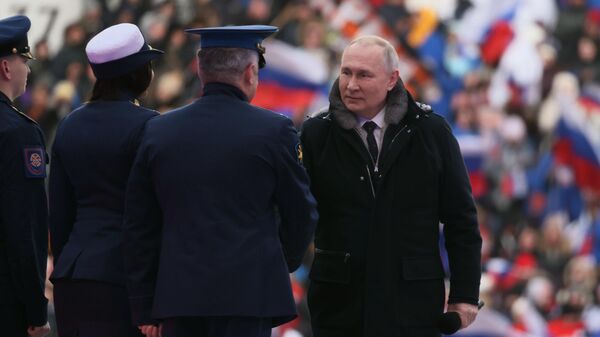 俄罗斯总统普京在莫斯科集会音乐会上与多名在场俄罗斯军人握手交谈 - 俄罗斯卫星通讯社
