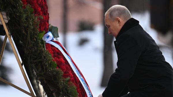俄罗斯总统普京周四在祖国保卫者日向无名烈士墓敬献了花圈，并向阵亡将士致敬 - 俄罗斯卫星通讯社