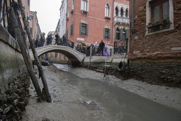 威尼斯，干涸的运河河道 - 俄罗斯卫星通讯社
