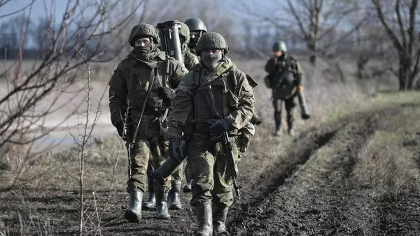 俄空降部队工兵每天在卢甘斯克前线布置工程障碍