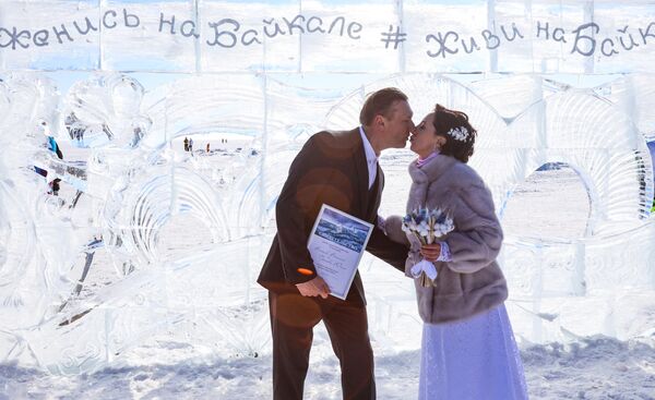 祖國保衛者日這一天，在貝加爾湖舉行的集體婚禮上的23對新娘和新郎。婚禮在標語&quot;在貝加爾湖生活——在貝加爾湖結婚&quot;下進行。 - 俄羅斯衛星通訊社