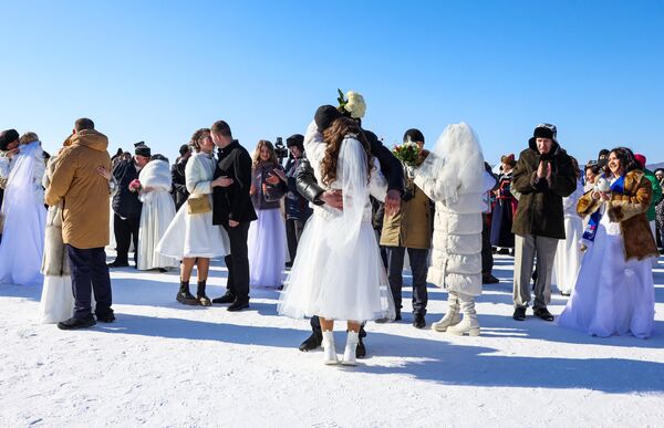 祖国保卫者日这一天，在贝加尔湖举行的集体婚礼上的23对新娘和新郎。婚礼在标语&quot;在贝加尔湖生活——在贝加尔湖结婚&quot;下进行。 - 俄罗斯卫星通讯社