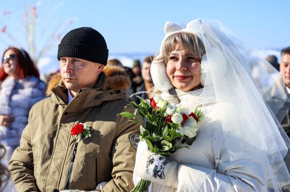 祖国保卫者日这一天，在贝加尔湖举行的集体婚礼上的23对新娘和新郎。婚礼在标语&quot;在贝加尔湖生活——在贝加尔湖结婚&quot;下进行。 - 俄罗斯卫星通讯社