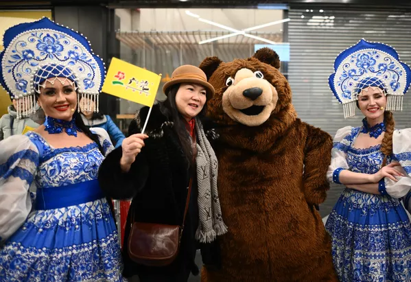 中國遊客在莫斯科捨列梅季耶沃機場受到熱烈歡迎。 中國遊客在莫斯科捨列梅季耶沃機場受到熱烈歡迎。 - 俄羅斯衛星通訊社