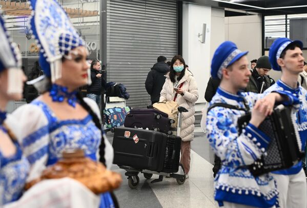 莫斯科舍列梅季耶沃机场，演员们载歌载舞欢迎中国游客的到来。这是自恢复旅游以来，首个从中国飞抵莫斯科的团队，该旅游团由34人组成，均来自广州市。 - 俄罗斯卫星通讯社