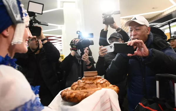 莫斯科捨列梅季耶沃機場里的中國遊客。這是自恢復旅遊以來,首個從中國飛抵莫斯科的團隊,該旅遊團由34人組成,均來自廣州市。 莫斯科捨列梅季耶沃機場里的中國遊客。這是自恢復旅遊以來,首個從中國飛抵莫斯科的團隊,該旅遊團由34人組成,均來自廣州市。 - 俄羅斯衛星通訊社