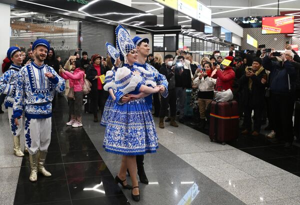 莫斯科舍列梅季耶沃机场，演员们载歌载舞欢迎中国游客的到来。这是自恢复旅游以来，首个从中国飞抵莫斯科的团队，该旅游团由34人组成，均来自广州市。 - 俄罗斯卫星通讯社