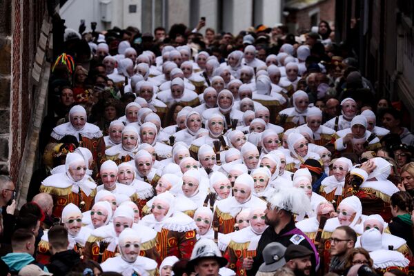 人们参加比利时班什狂欢节 - 俄罗斯卫星通讯社