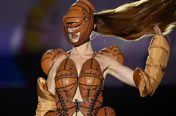 马德里梅赛德斯-奔驰时装周，模特展示西班牙品牌Maya Hansen的新款服装 - 俄罗斯卫星通讯社