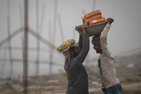 印度古瓦哈提，工人們沿著雅魯藏布江搬運運輸用的磚塊 - 俄羅斯衛星通訊社
