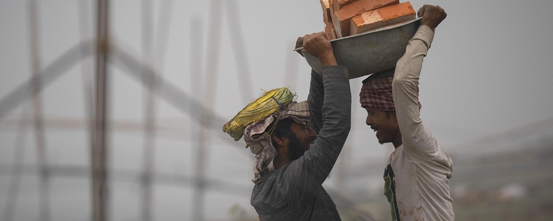 印度古瓦哈提，工人们沿着雅鲁藏布江搬运运输用的砖块 - 俄罗斯卫星通讯社, 1920, 27.08.2025