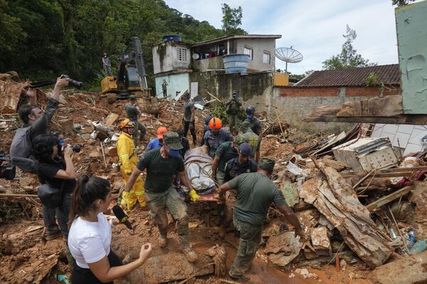 巴西沿海城市聖塞巴斯蒂安，因暴雨引發了山體滑坡，救援人員和志願者抬出了遇難者的遺體 - 俄羅斯衛星通訊社