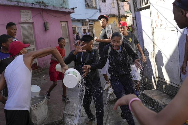 委内瑞拉加拉加斯狂欢节期间，人们往路人身上泼水 - 俄罗斯卫星通讯社