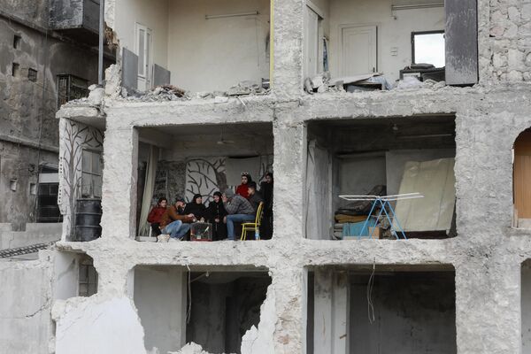 叙利亚阿勒颇市，一家人在7.8级地震中被毁的建筑里吃饭 - 俄罗斯卫星通讯社