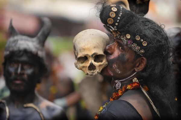 印度，印度教湿婆神的崇拜者在宗教游行活动中咬着人的头骨 - 俄罗斯卫星通讯社