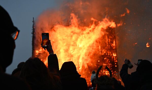参加谢肉节狂欢的游客们在现场观看燃烧“第四堵墙”艺术立方体。 - 俄罗斯卫星通讯社