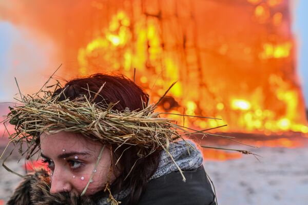 一名少女在現場觀看燃燒謝肉節“第四堵牆” 藝術立方體。 - 俄羅斯衛星通訊社