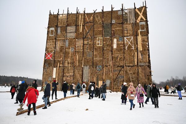 谢肉节“第四堵墙”艺术立方体由可利用的废料制作。 - 俄罗斯卫星通讯社