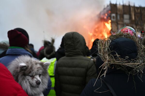 參加謝肉節狂歡的遊客們在現場觀看燃燒“第四堵牆”藝術立方體。 - 俄羅斯衛星通訊社